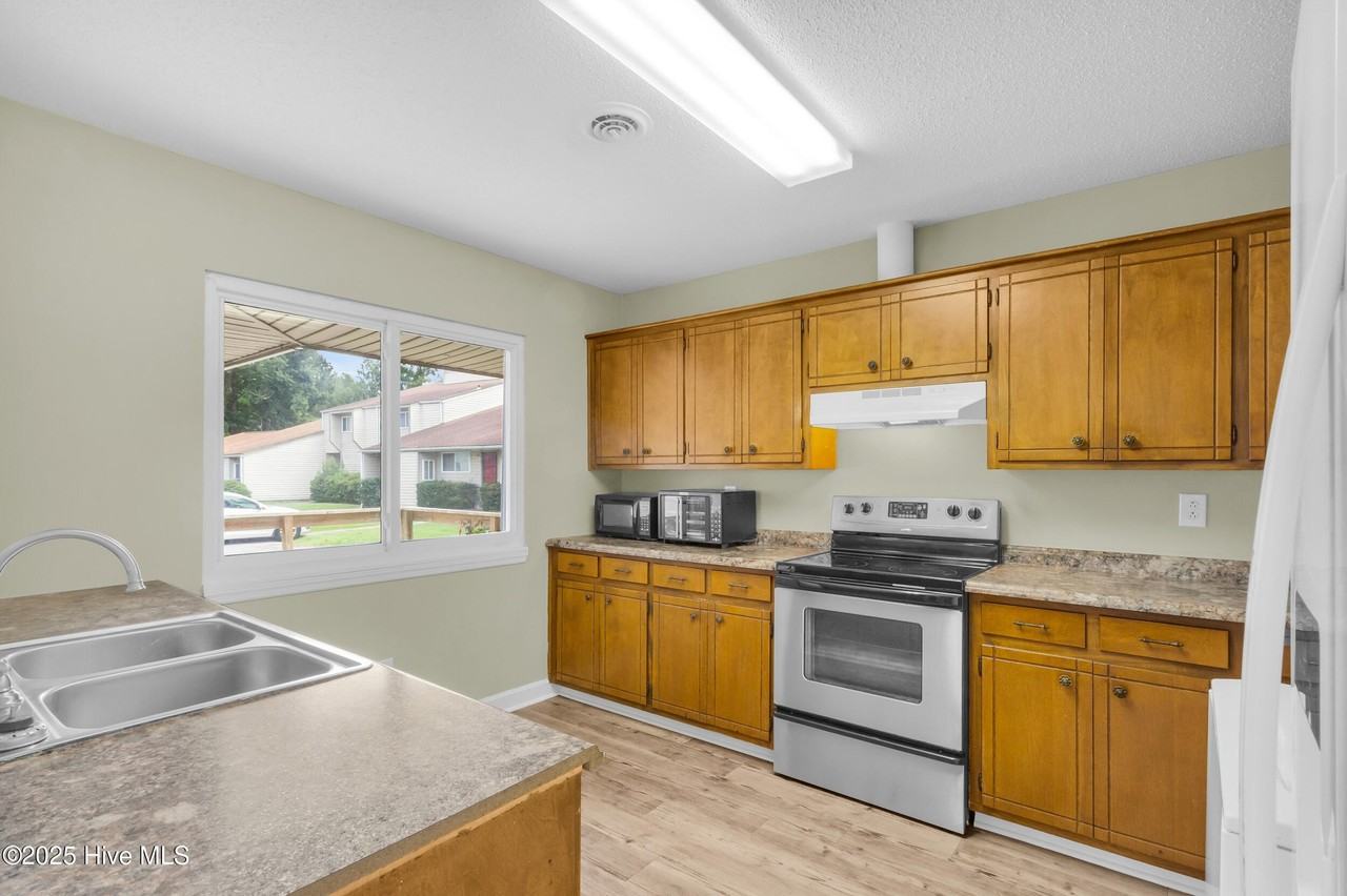 125 Pirates Rd Apt 5 - Photo 7 of 36