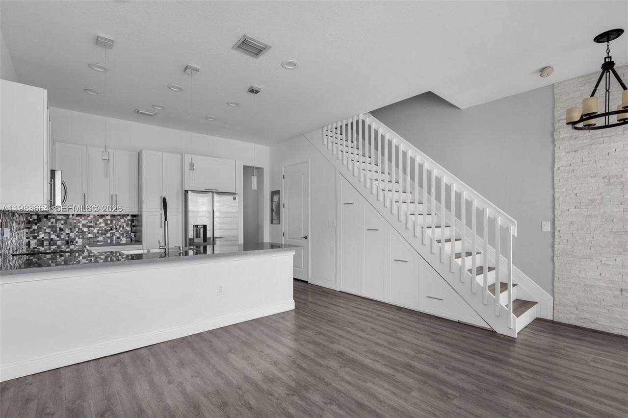 624 Sw 147th Ave - Photo 2 of 8
