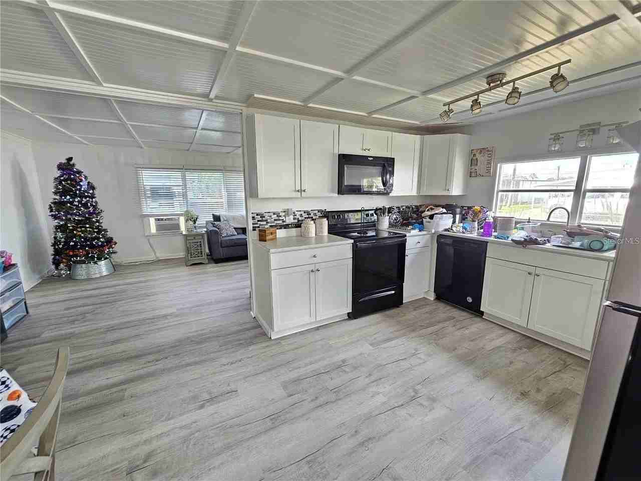 321 4th St W - Photo 3 of 14