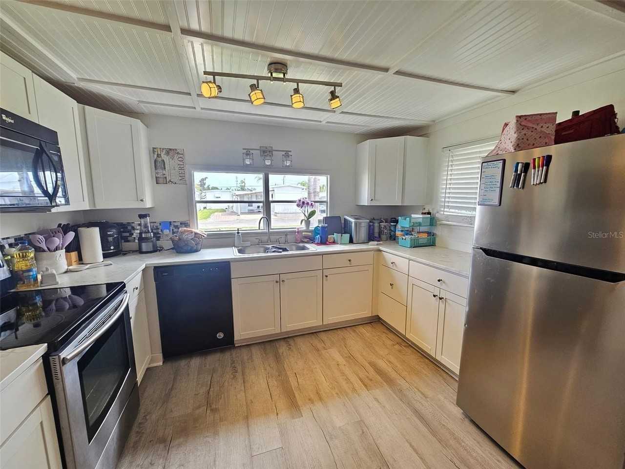 321 4th St W - Photo 7 of 14