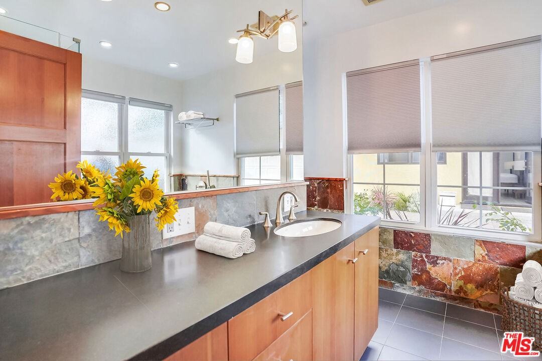 8404 Holy Cross Pl - Photo 2 of 8