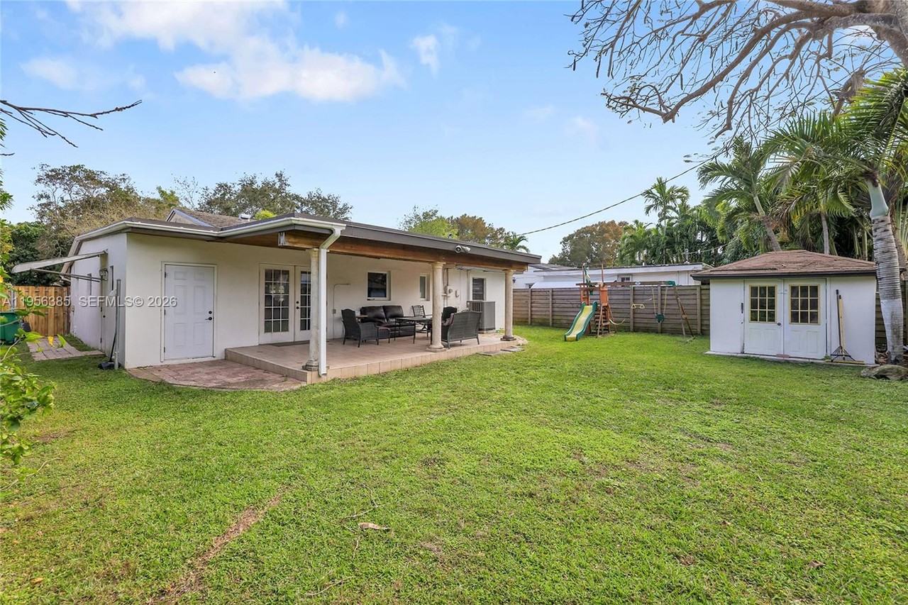 3614 Sw 58th Ave - Photo 3 of 8