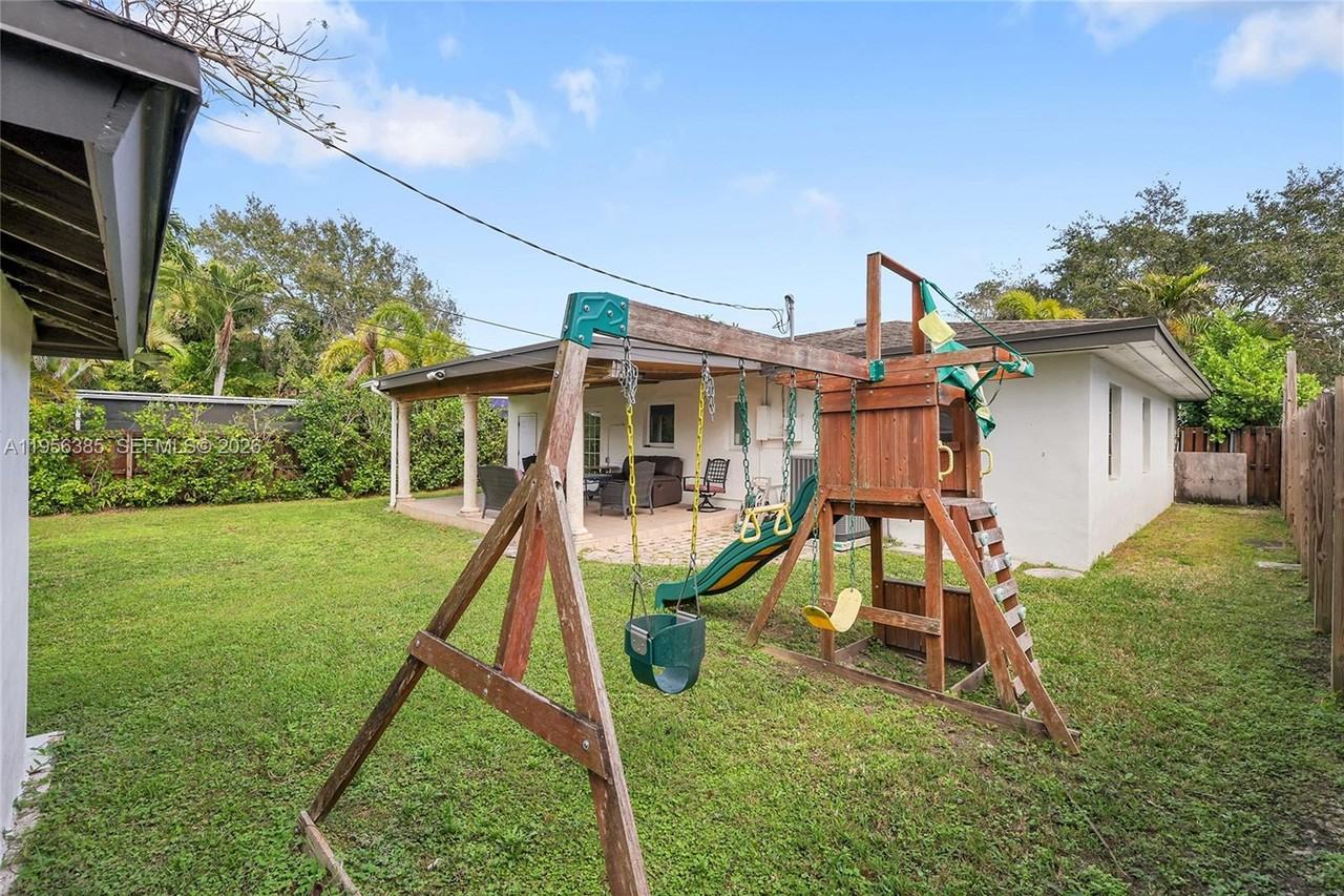 3614 Sw 58th Ave - Photo 5 of 8