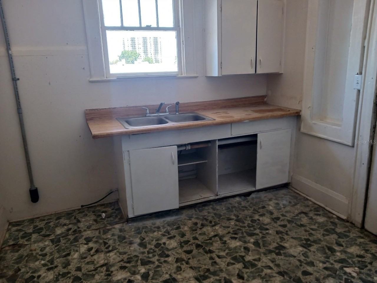 1104 W 24th St - Photo 6 of 9