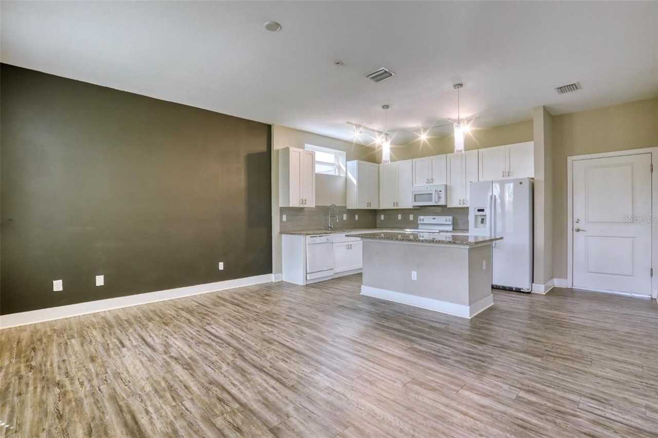 1801 Houston St - Photo 5 of 32