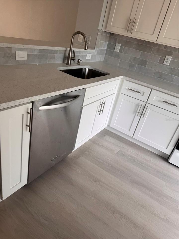 1125 E Rohe St #B - Photo 2 of 16