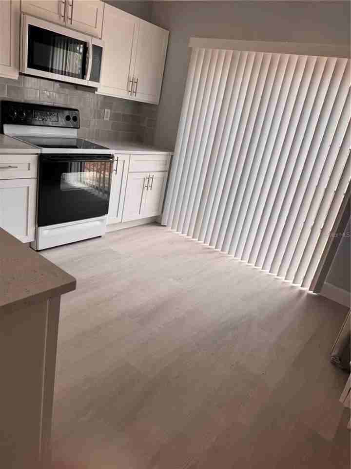 1125 E Rohe St #B - Photo 4 of 16