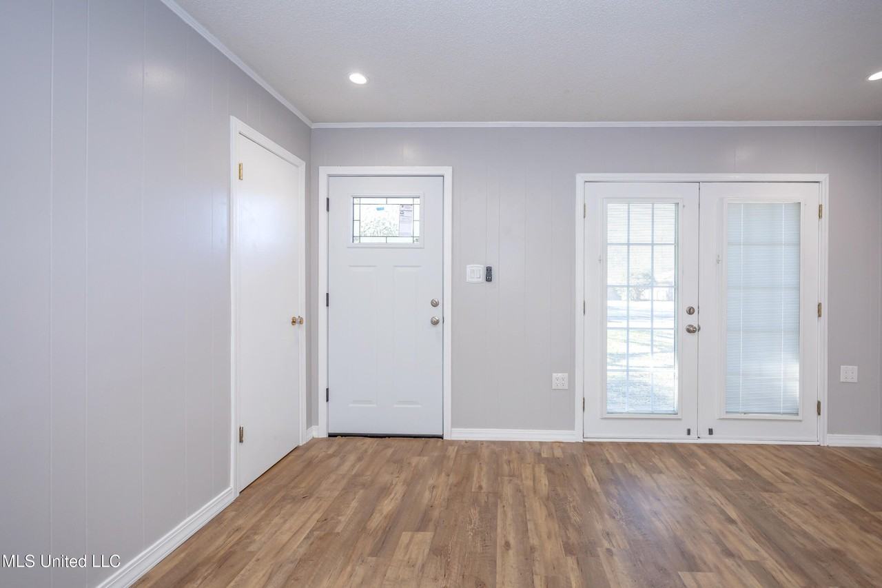 4640 Hilltop Dr - Photo 4 of 34