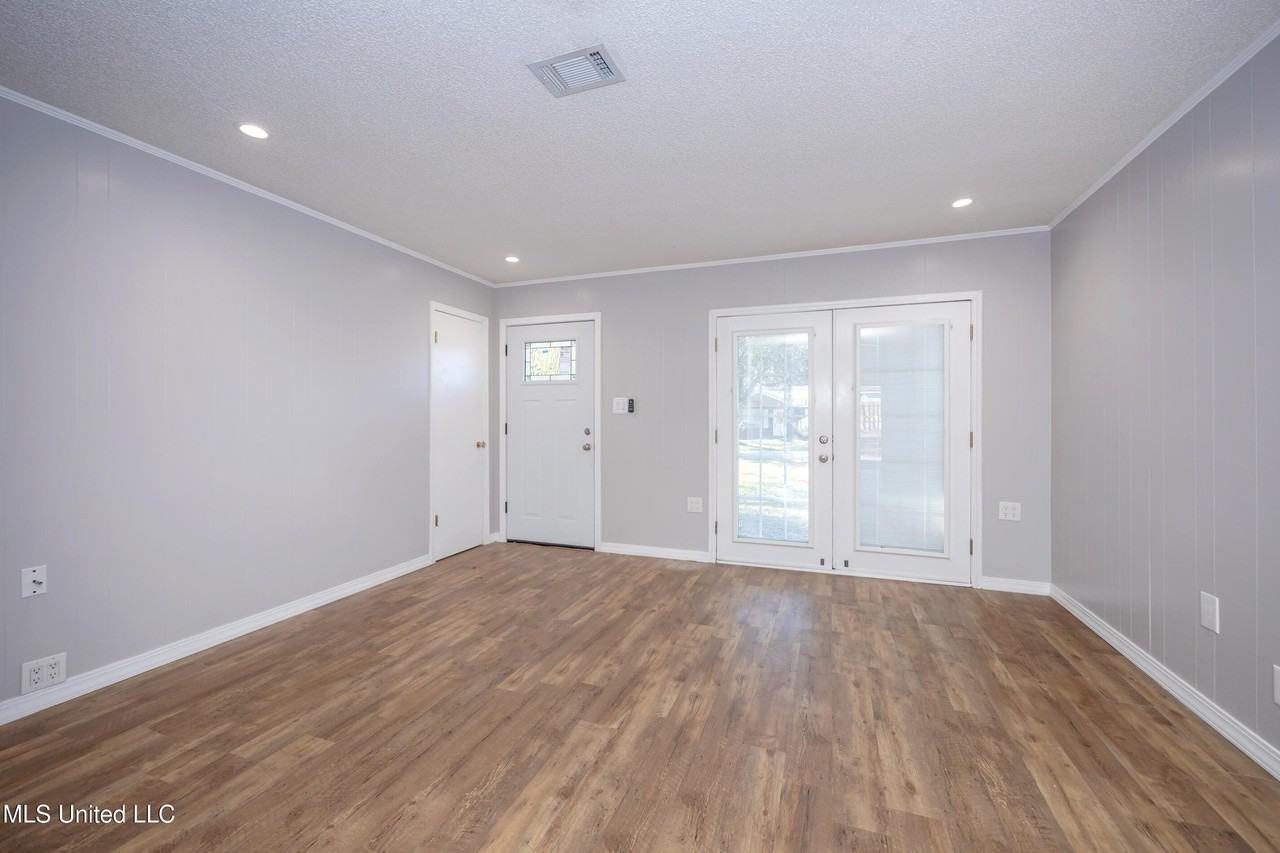 4640 Hilltop Dr - Photo 5 of 34