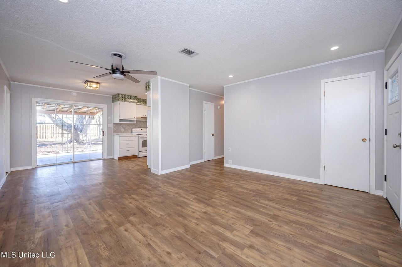 4640 Hilltop Dr - Photo 6 of 34