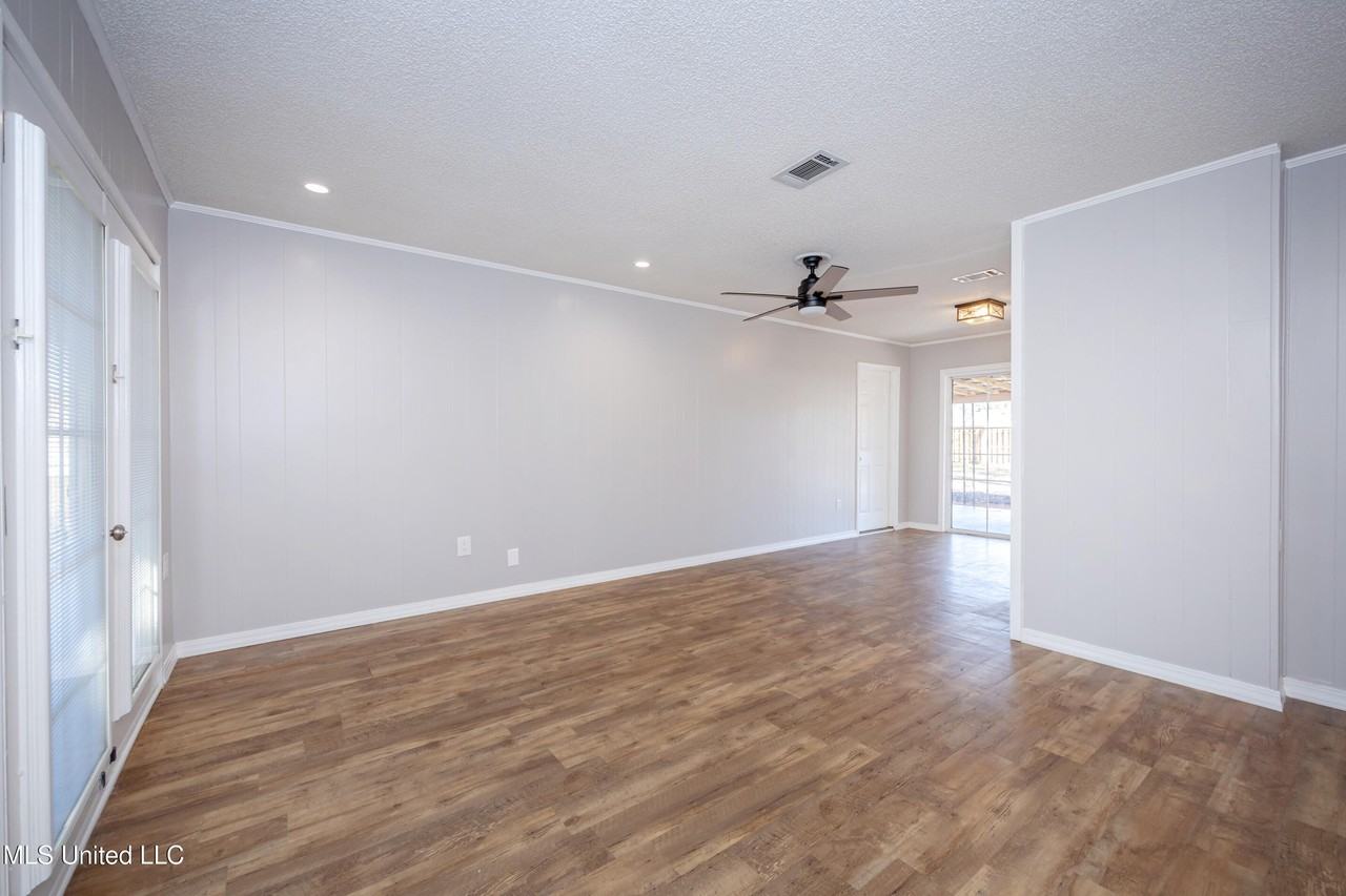 4640 Hilltop Dr - Photo 7 of 34