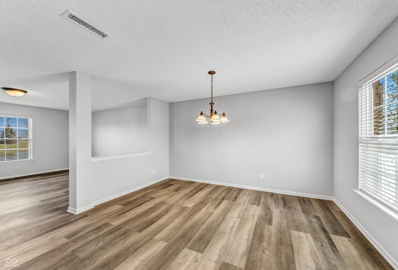 9714 W Lantern Ln - Photo 2 of 11