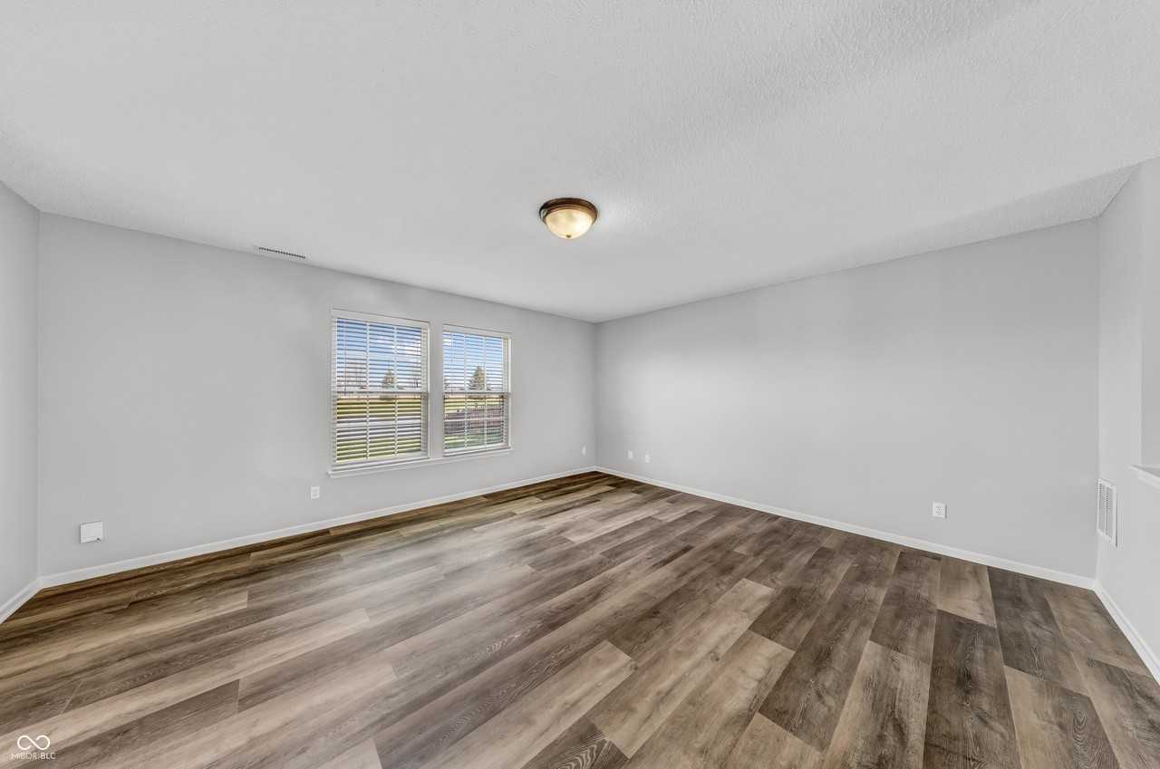 9714 W Lantern Ln - Photo 3 of 11