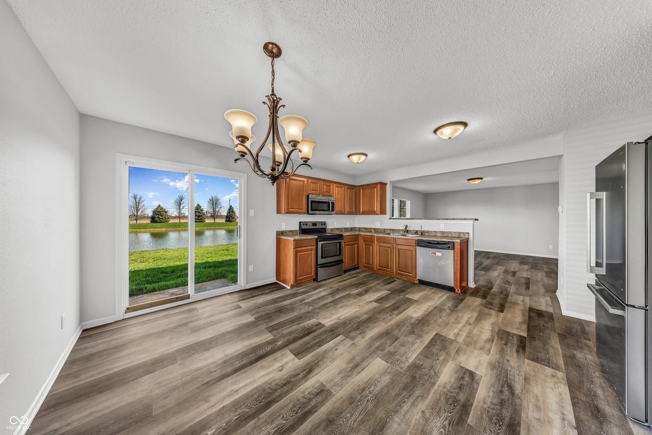 9714 W Lantern Ln - Photo 4 of 11