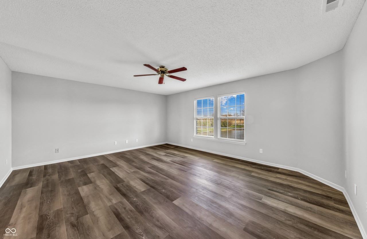 9714 W Lantern Ln - Photo 5 of 11