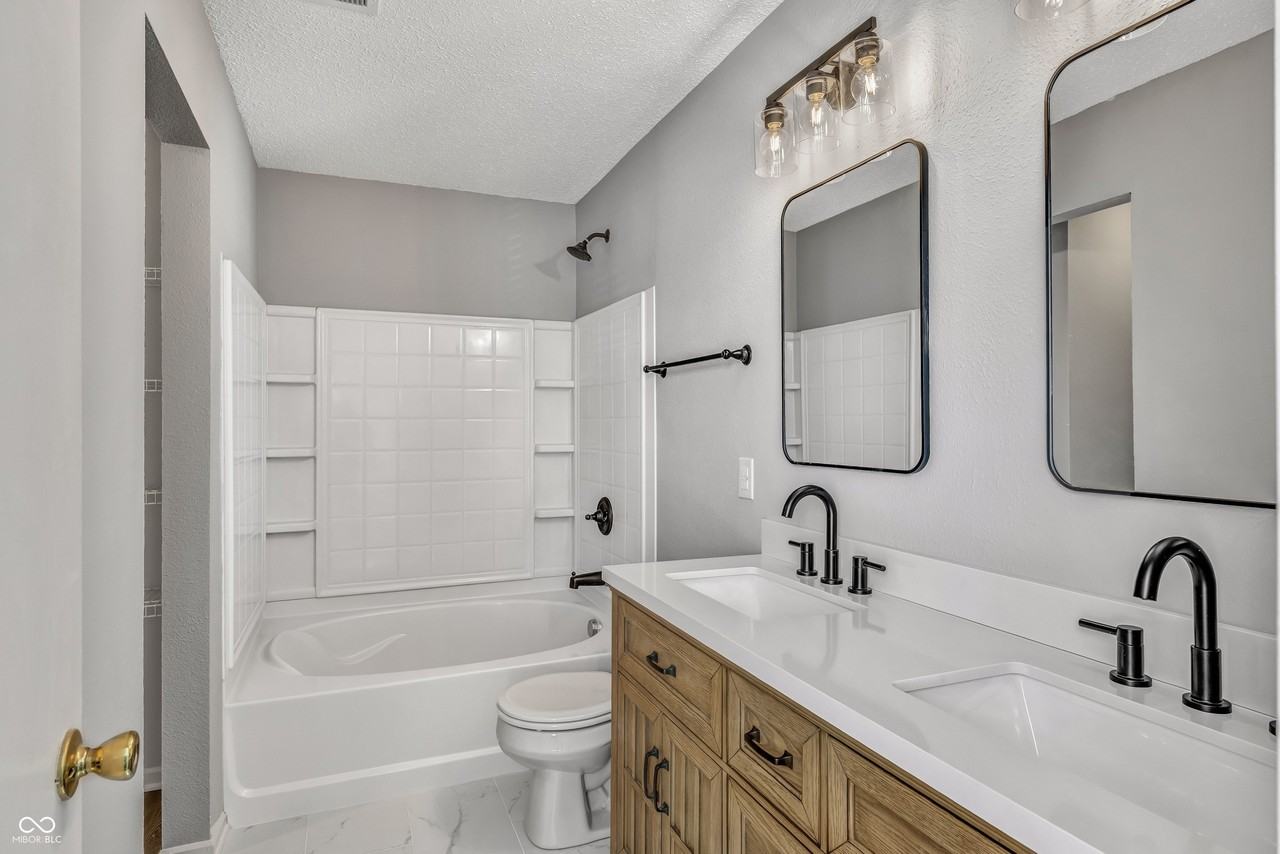 9714 W Lantern Ln - Photo 6 of 11