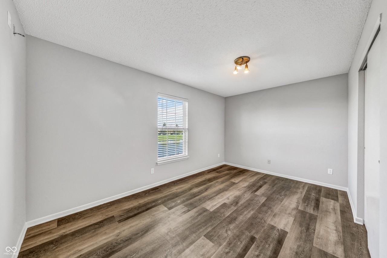 9714 W Lantern Ln - Photo 7 of 11