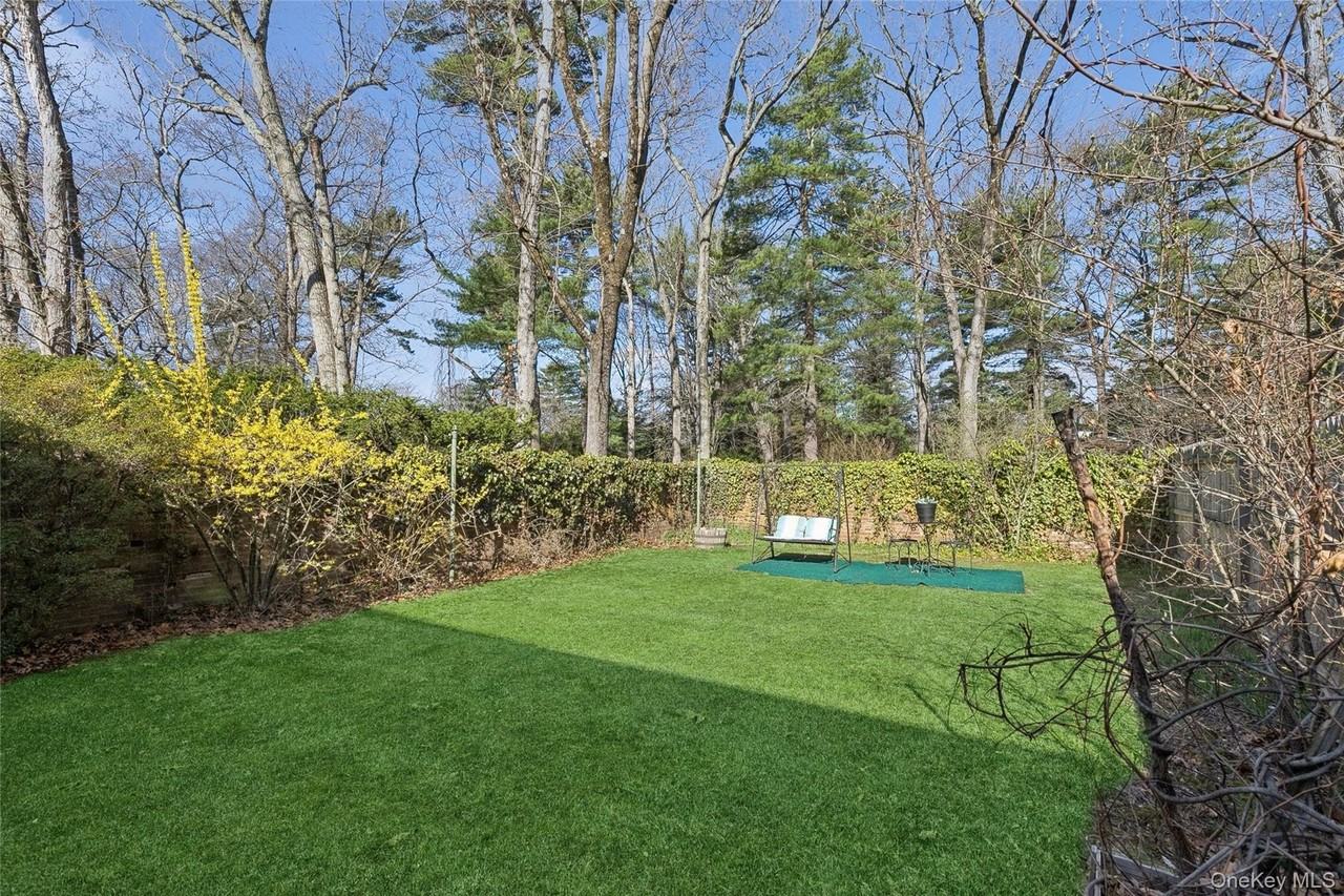 208 Wheatley Rd - Photo 4 of 32