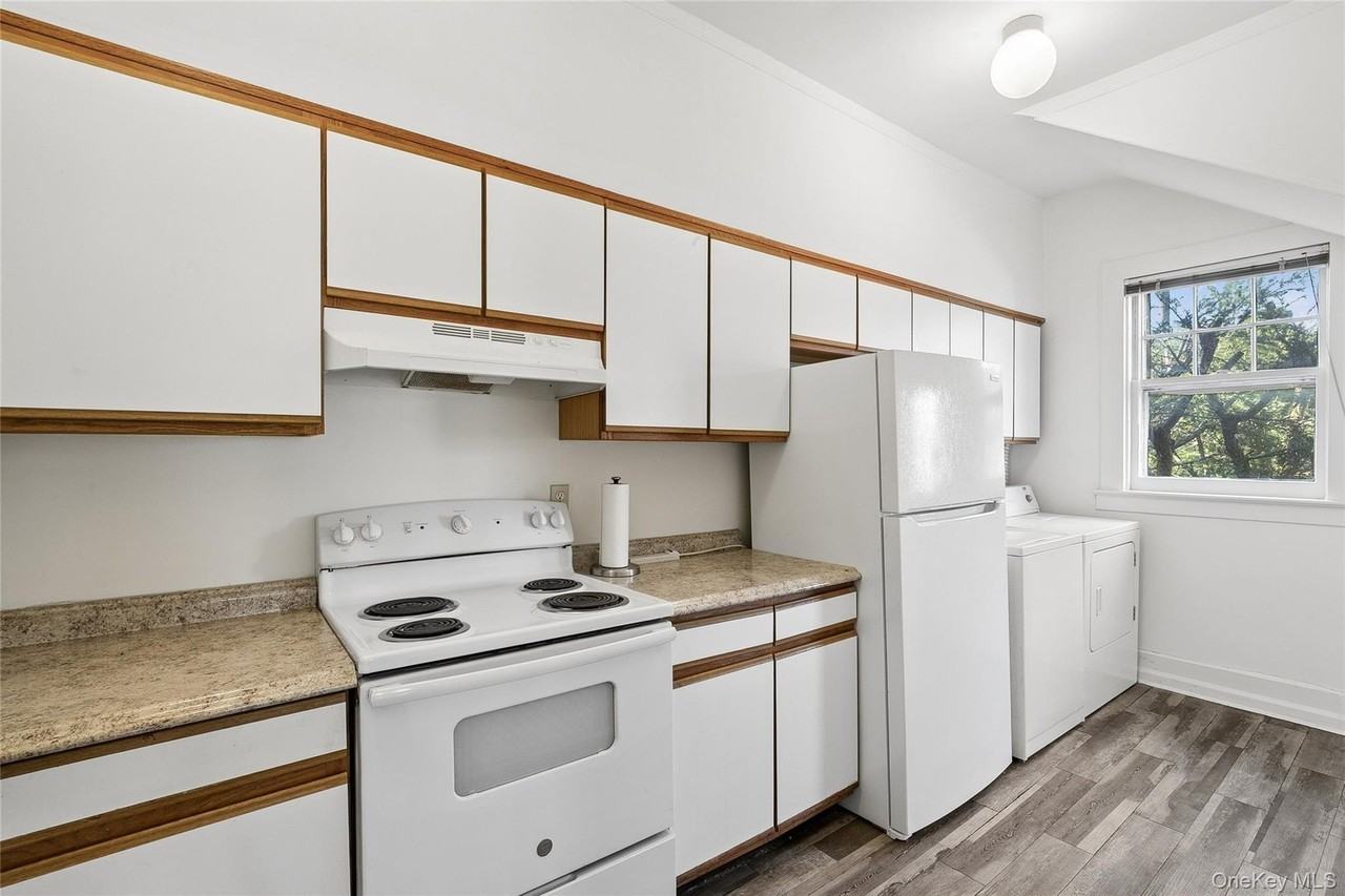 208 Wheatley Rd - Photo 6 of 32