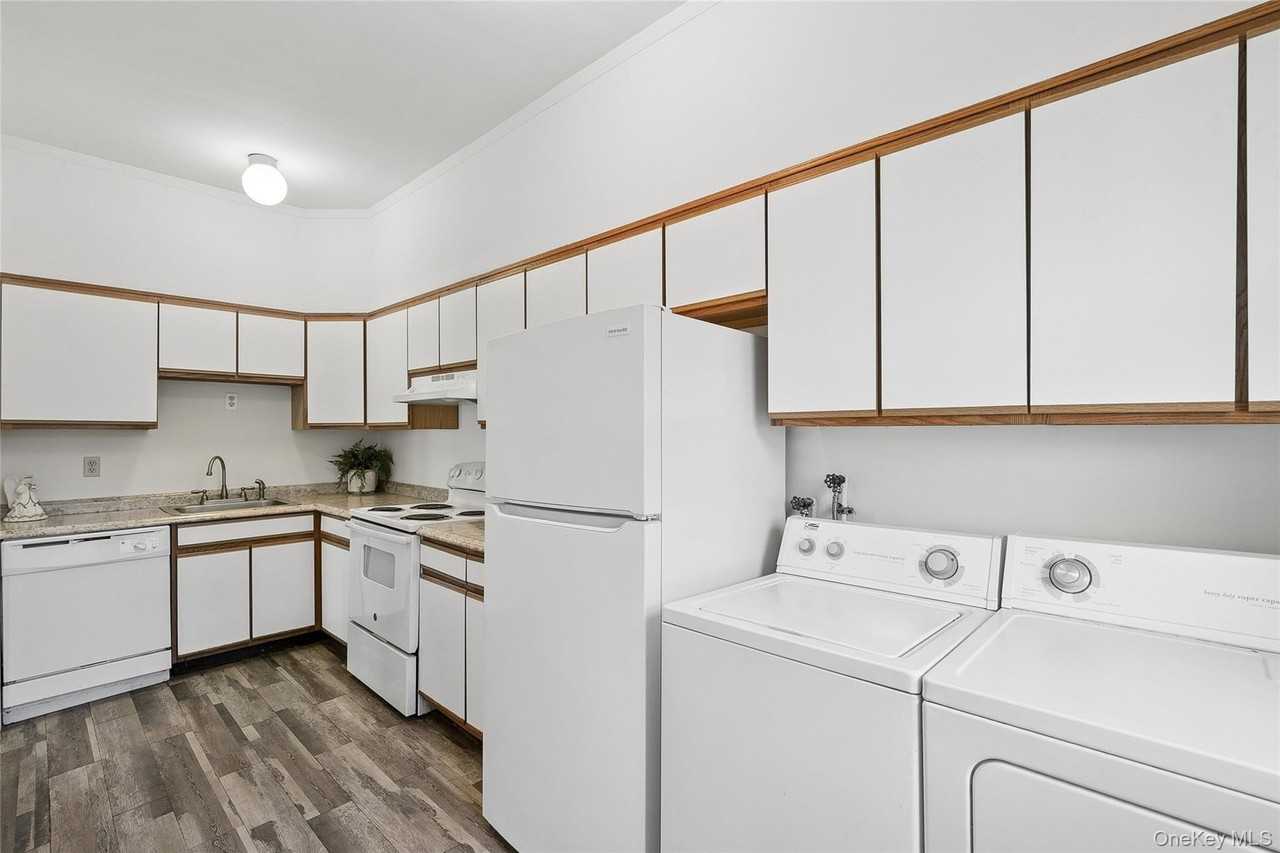 208 Wheatley Rd - Photo 7 of 32