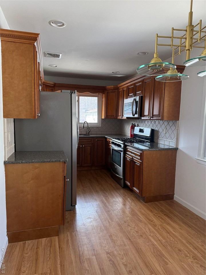 17 Valerie Dr - Photo 2 of 13