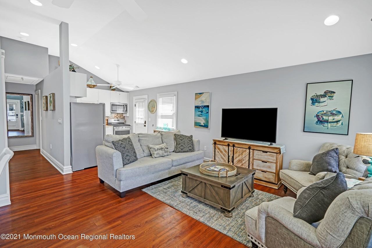 65 Heck Ave - Photo 4 of 18