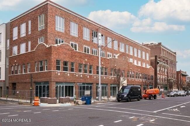 527 Bangs Ave #406