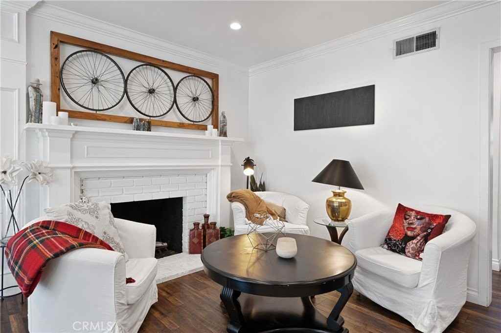 20852 Kittridge St - Photo 5 of 35