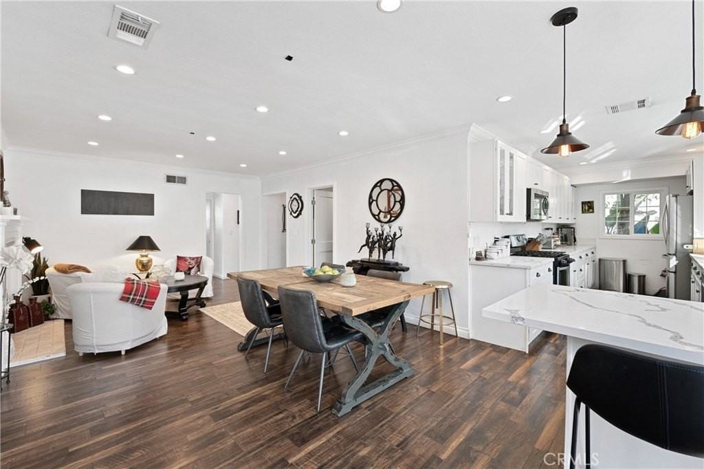 20852 Kittridge St - Photo 6 of 35