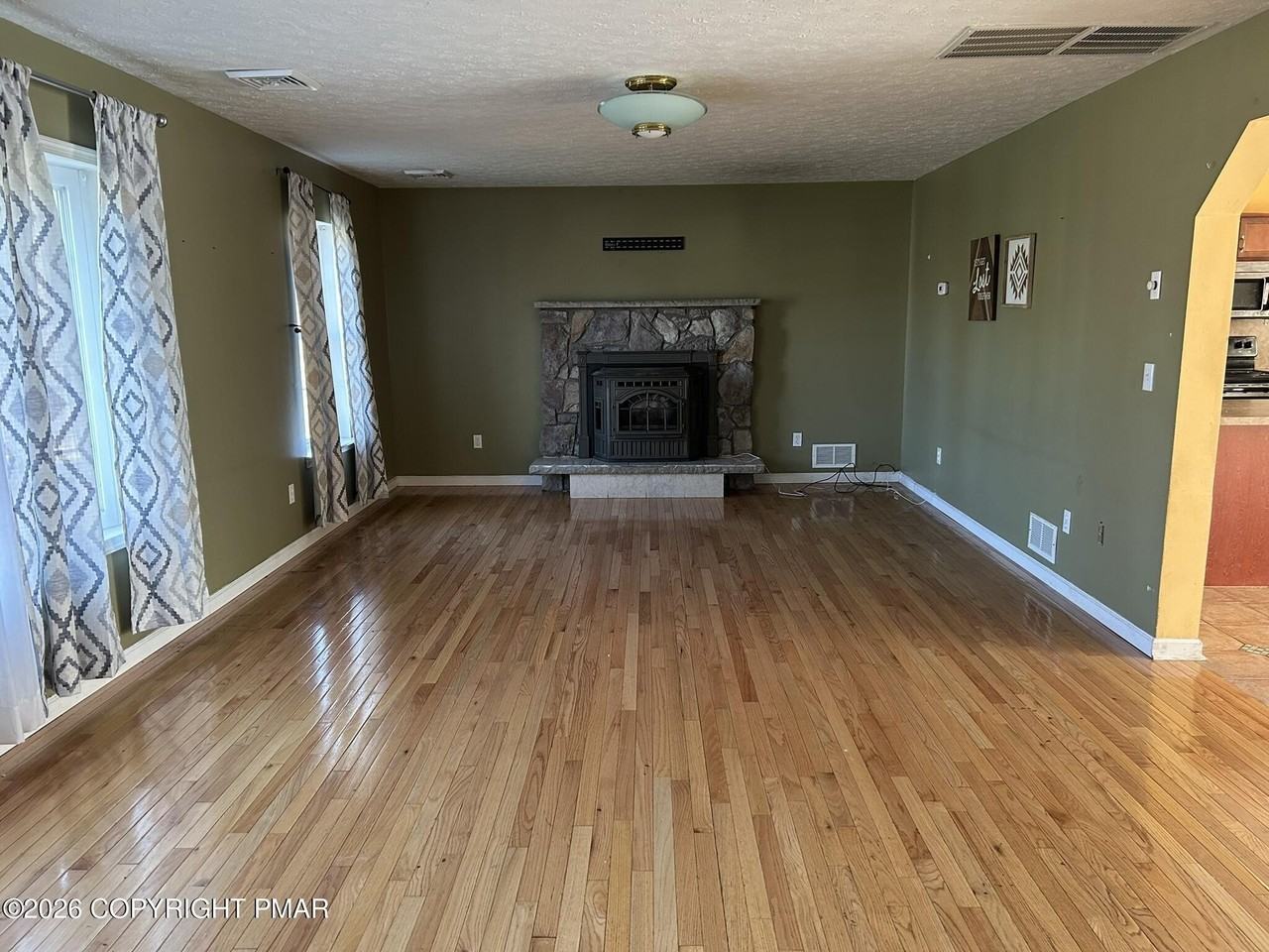 960 Cricket Ln - Photo 3 of 24