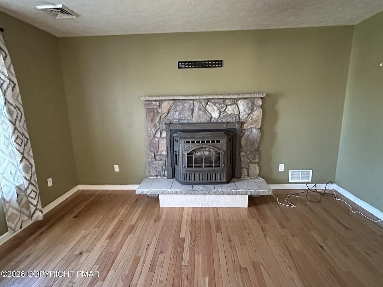 960 Cricket Ln - Photo 4 of 24