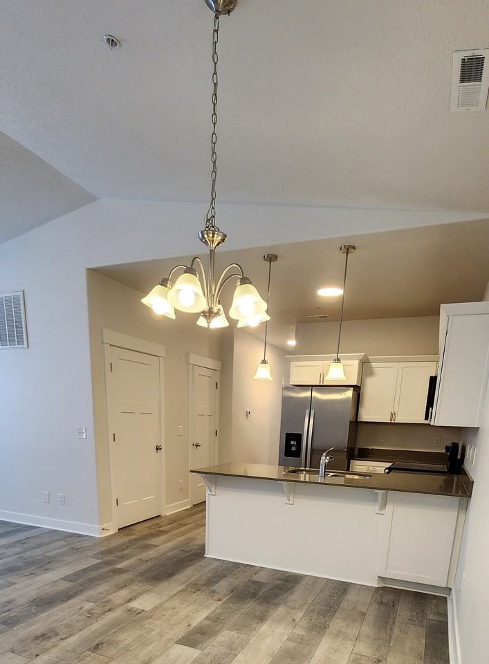 936 W Big Ben Ln - Photo 4 of 33