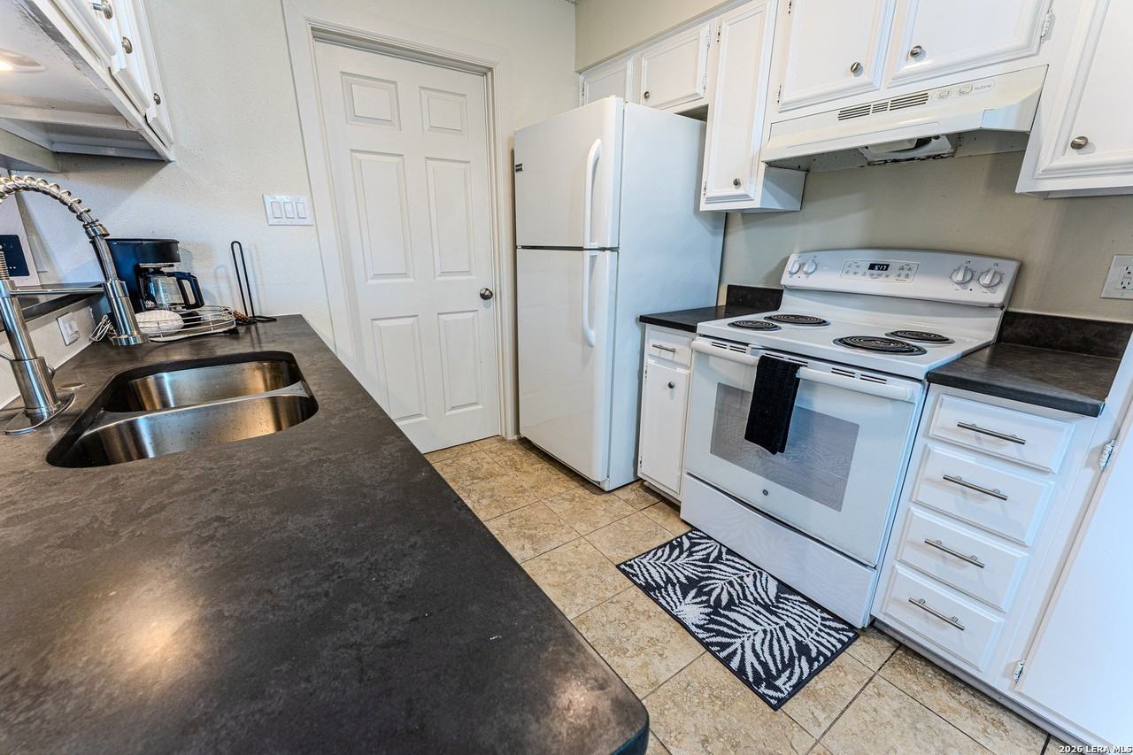 6915 Forest Meadow St - Photo 3 of 17