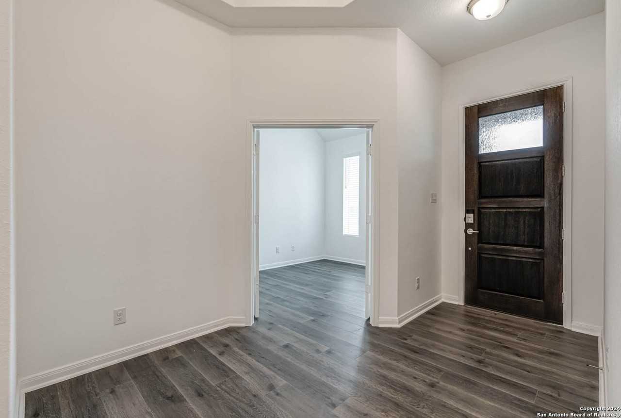 113 Valencia - Photo 6 of 43