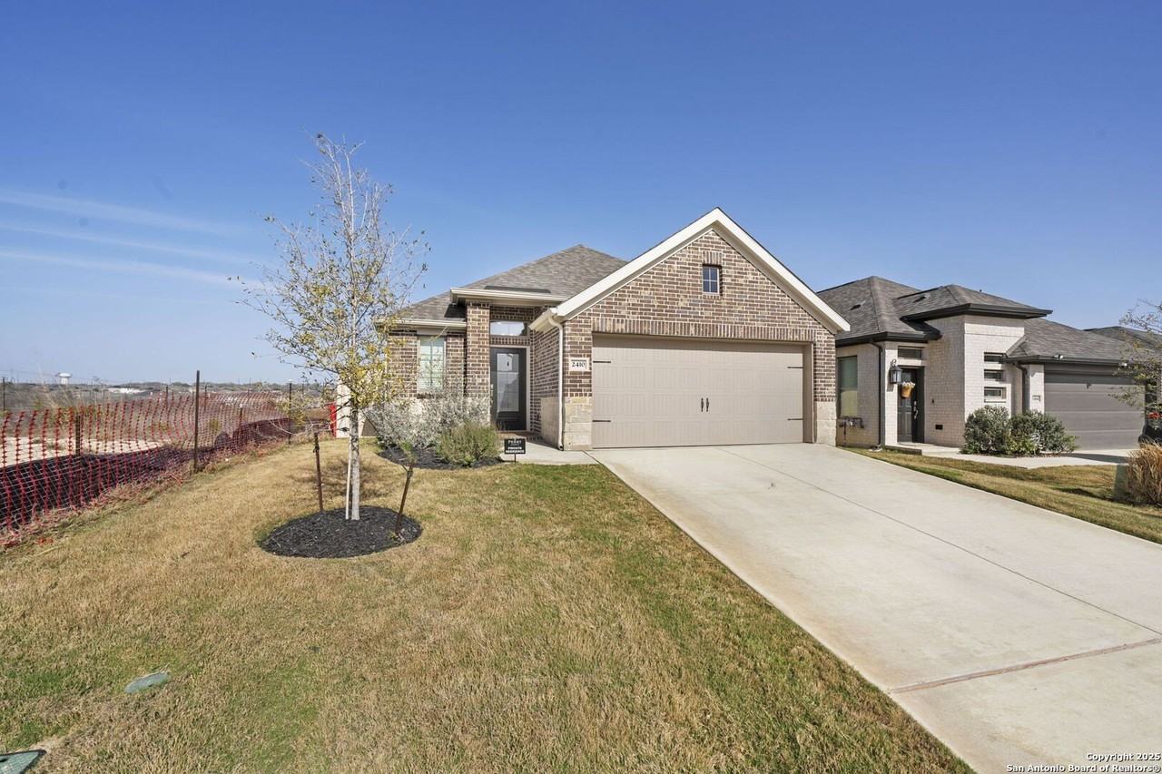 2410 Oxford Rdg - Photo 3 of 34
