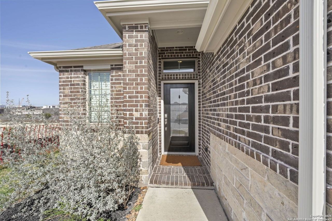 2410 Oxford Rdg - Photo 4 of 34