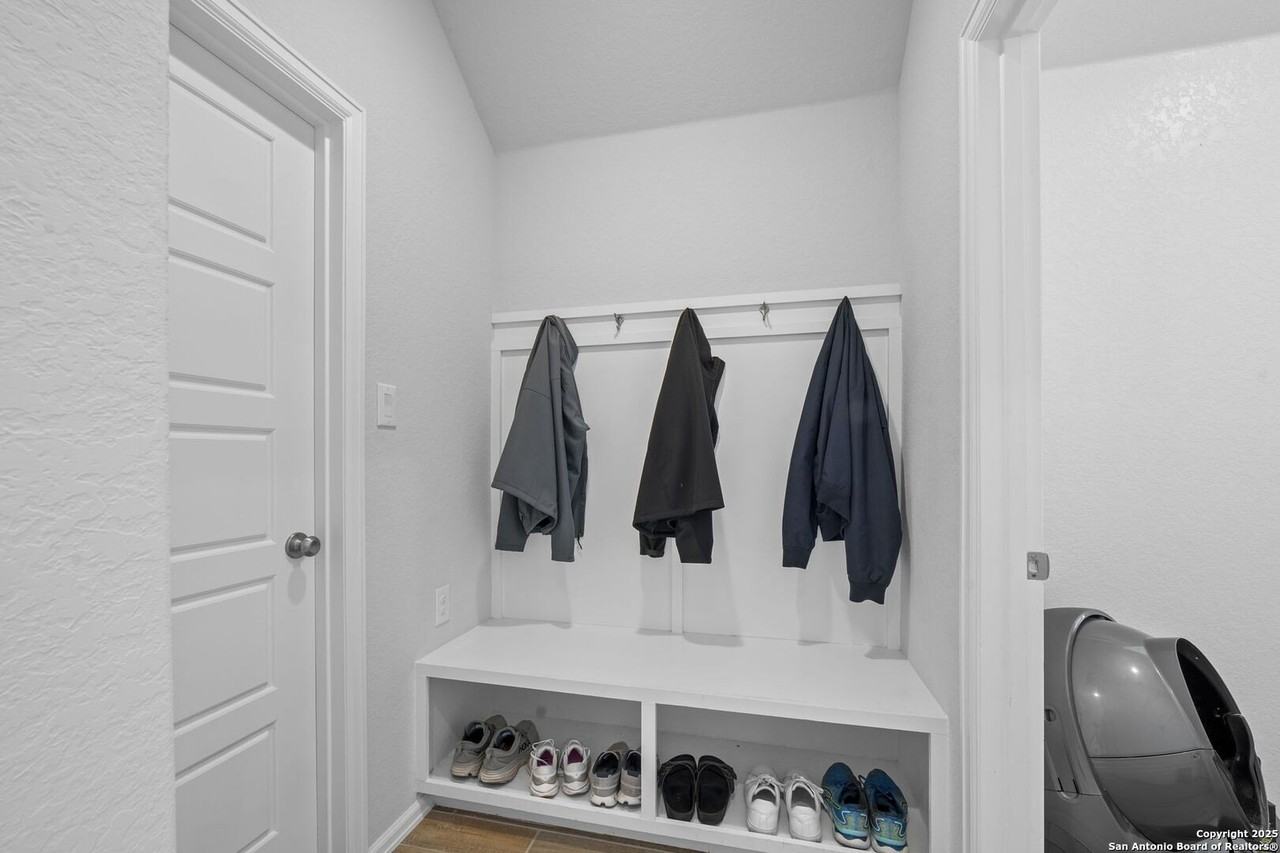 2410 Oxford Rdg - Photo 6 of 34