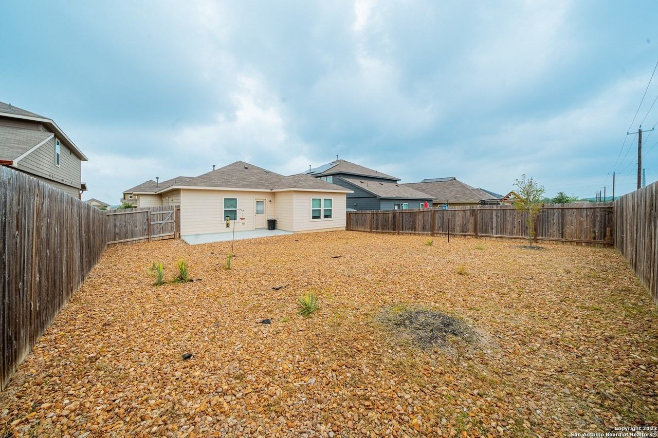 347 Hunters Rnch E - Photo 7 of 34