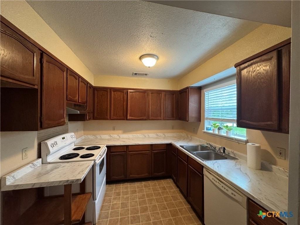 205 Wingate Ct - Photo 3 of 18