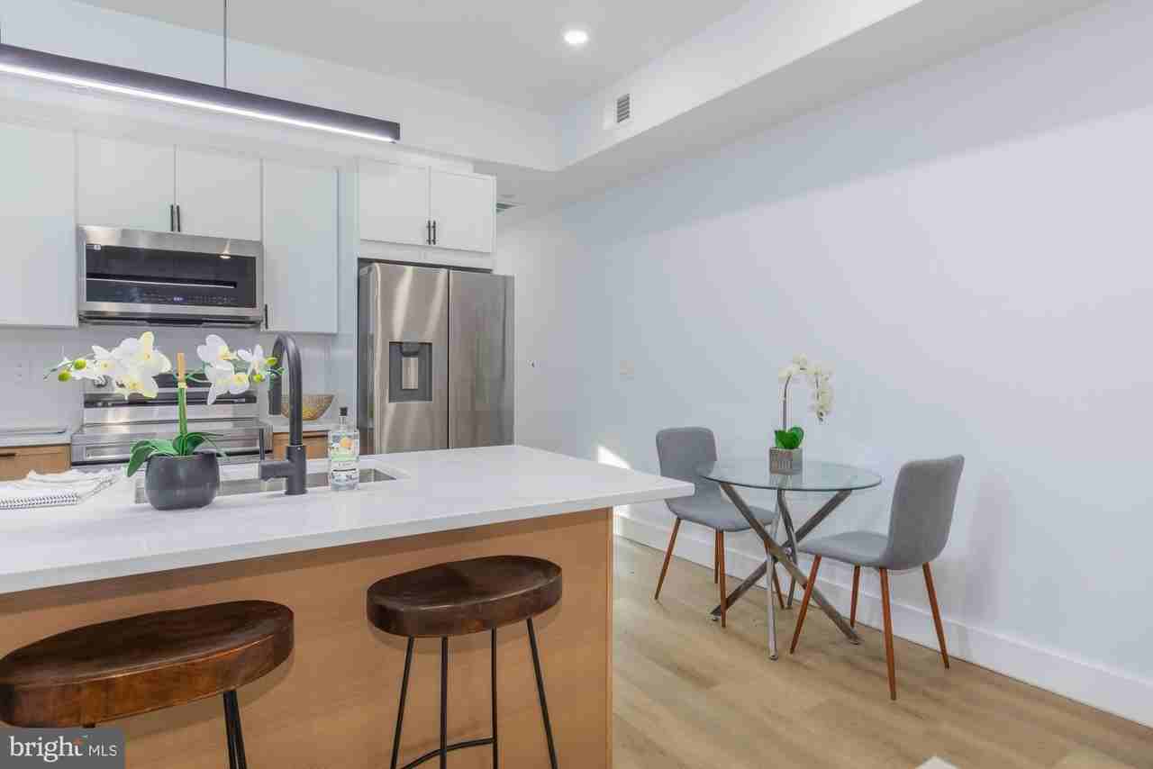 1012 17th Pl Ne Unit 1 - Photo 2 of 18