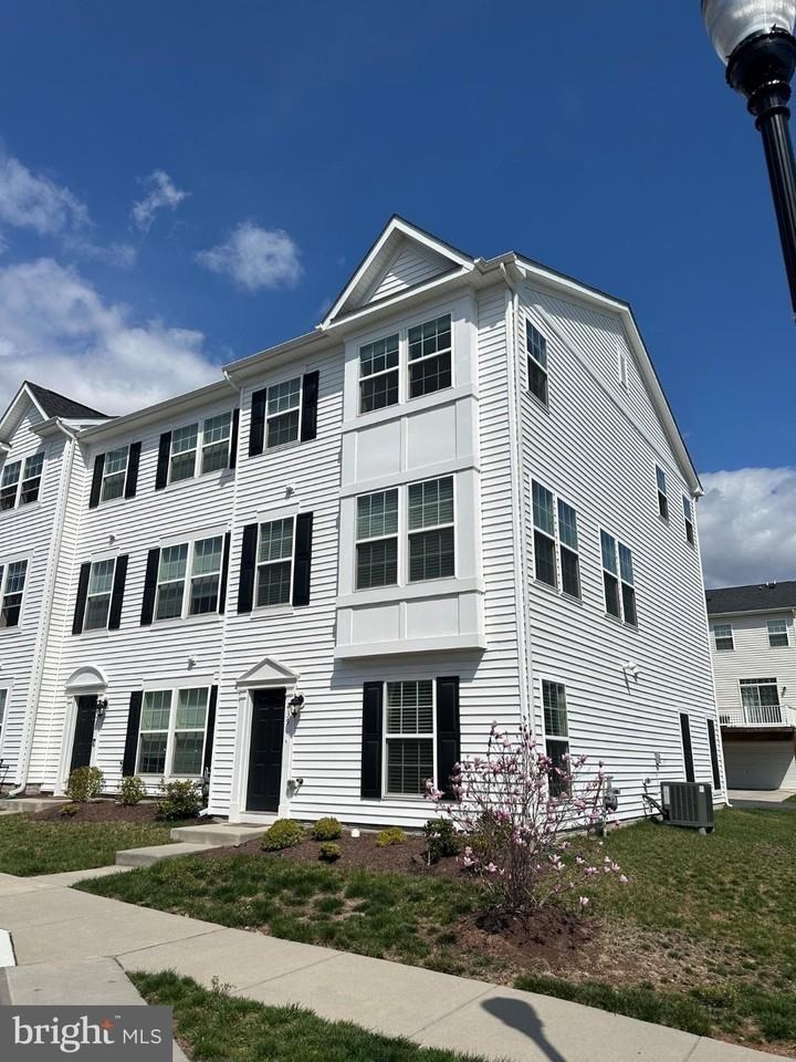 439 Pemberton Park Ln - Photo 2 of 22