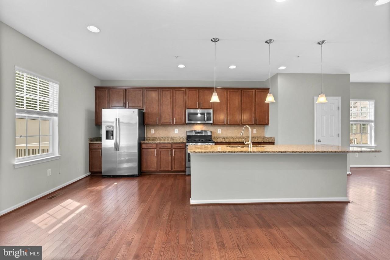 6704 Saw Mill Ct - Photo 7 of 45