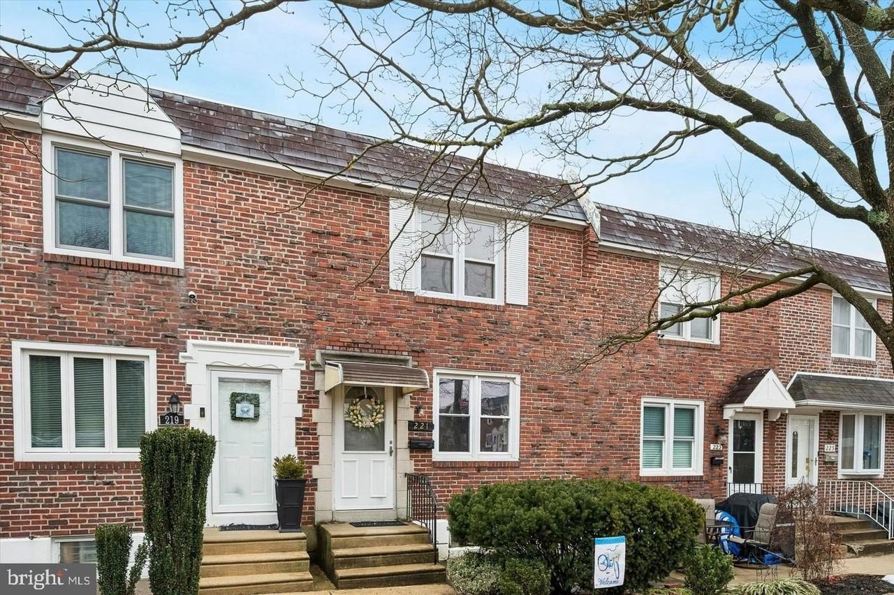 221 Park Dr - Photo 2 of 25