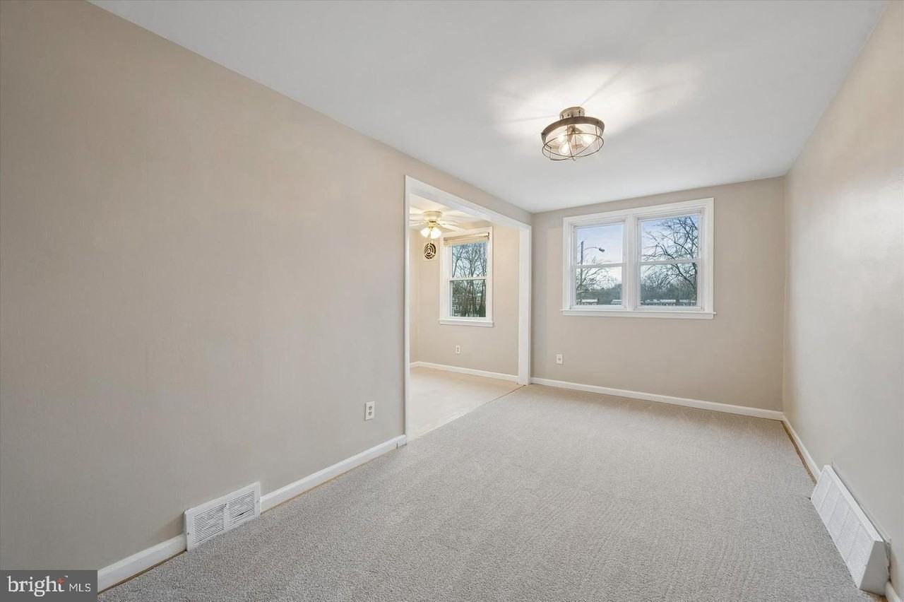 221 Park Dr - Photo 7 of 25