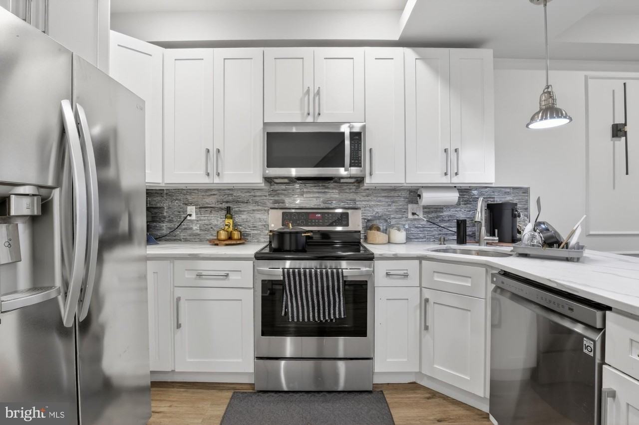 2333 Jasper St Unit A - Photo 3 of 25