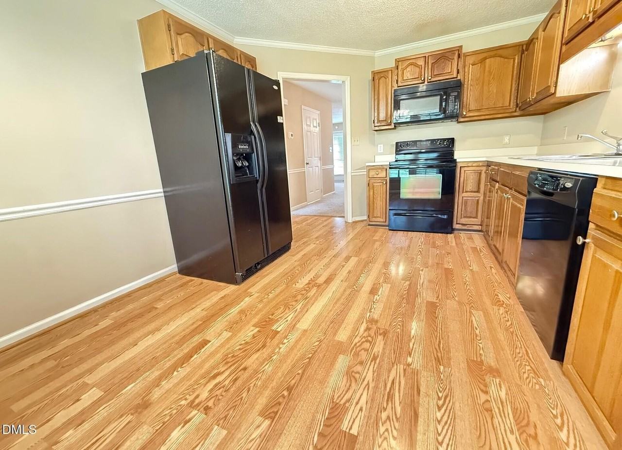 120 Greenmont Ln - Photo 4 of 20