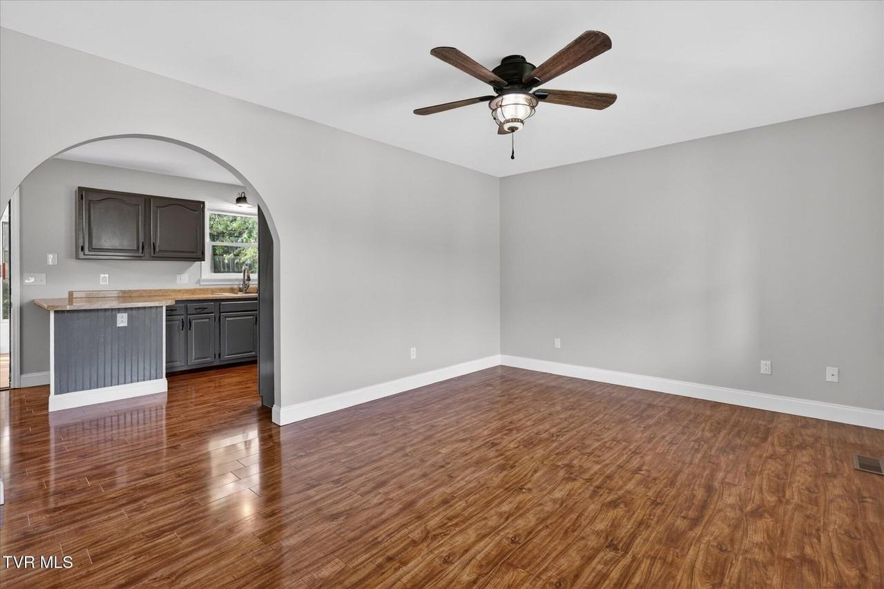 107 Colony St - Photo 4 of 29