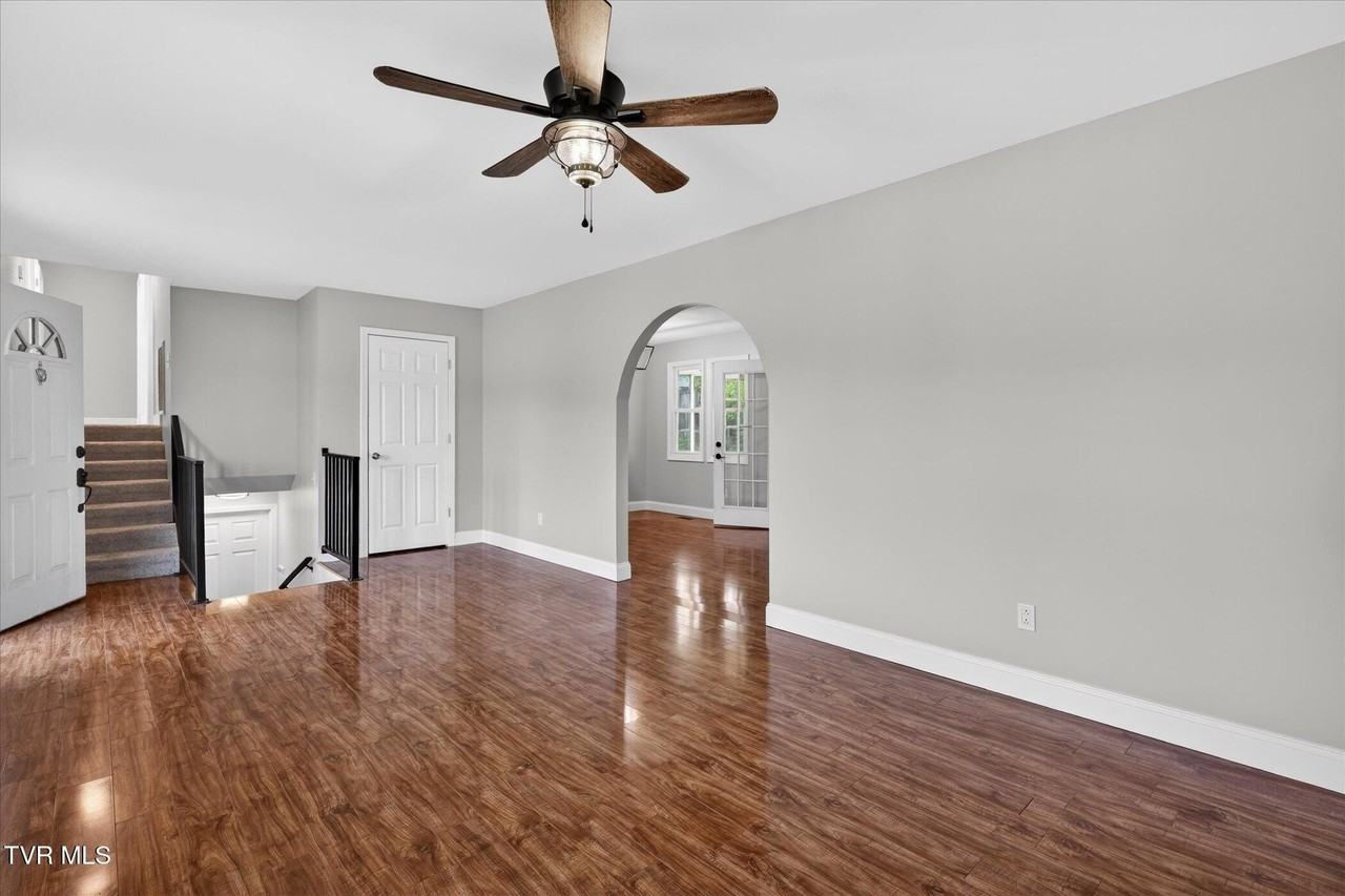 107 Colony St - Photo 5 of 29