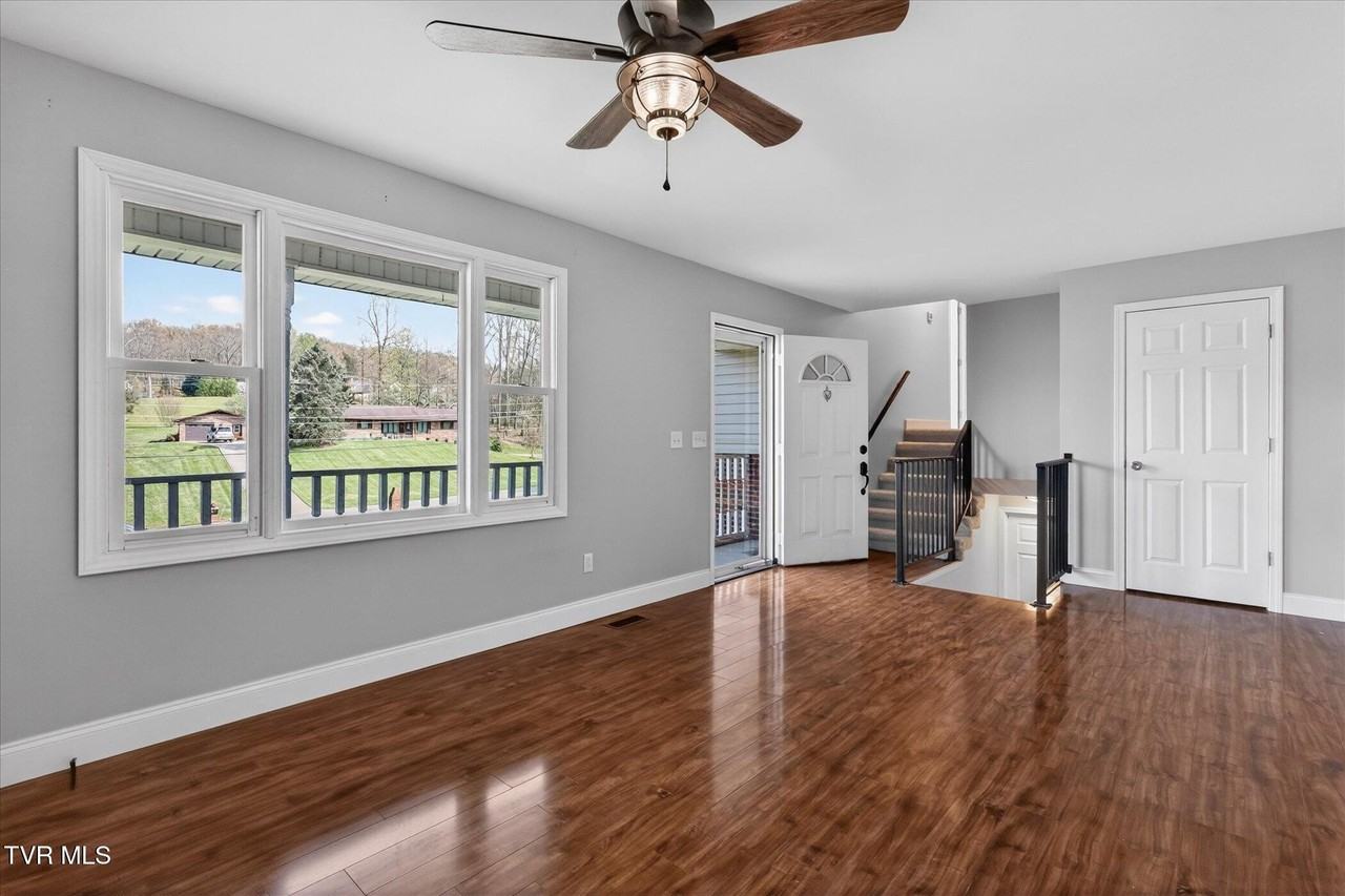 107 Colony St - Photo 6 of 29