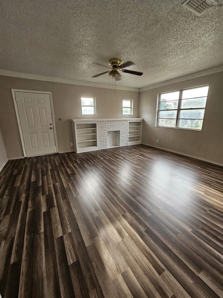 1613 Beverly Dr - Photo 2 of 9